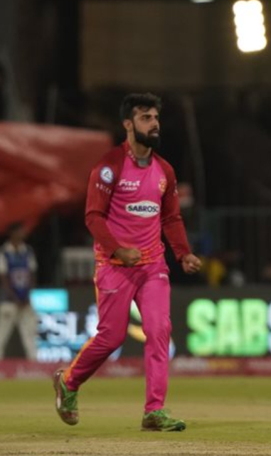 Shadab Khan grabs the wicket of Zalmi's skipper